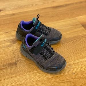 Sketchers waterproof sneaker size 10.5